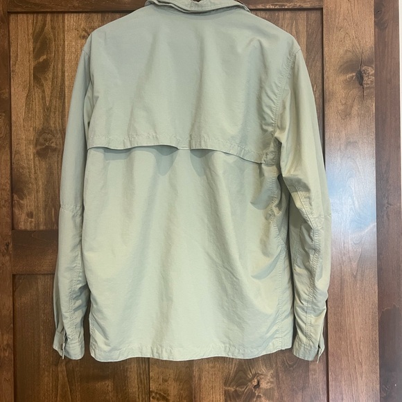 Mountain Hardwear men’s green fishing shirt. Size medium. Button up. - Picture 9 of 10